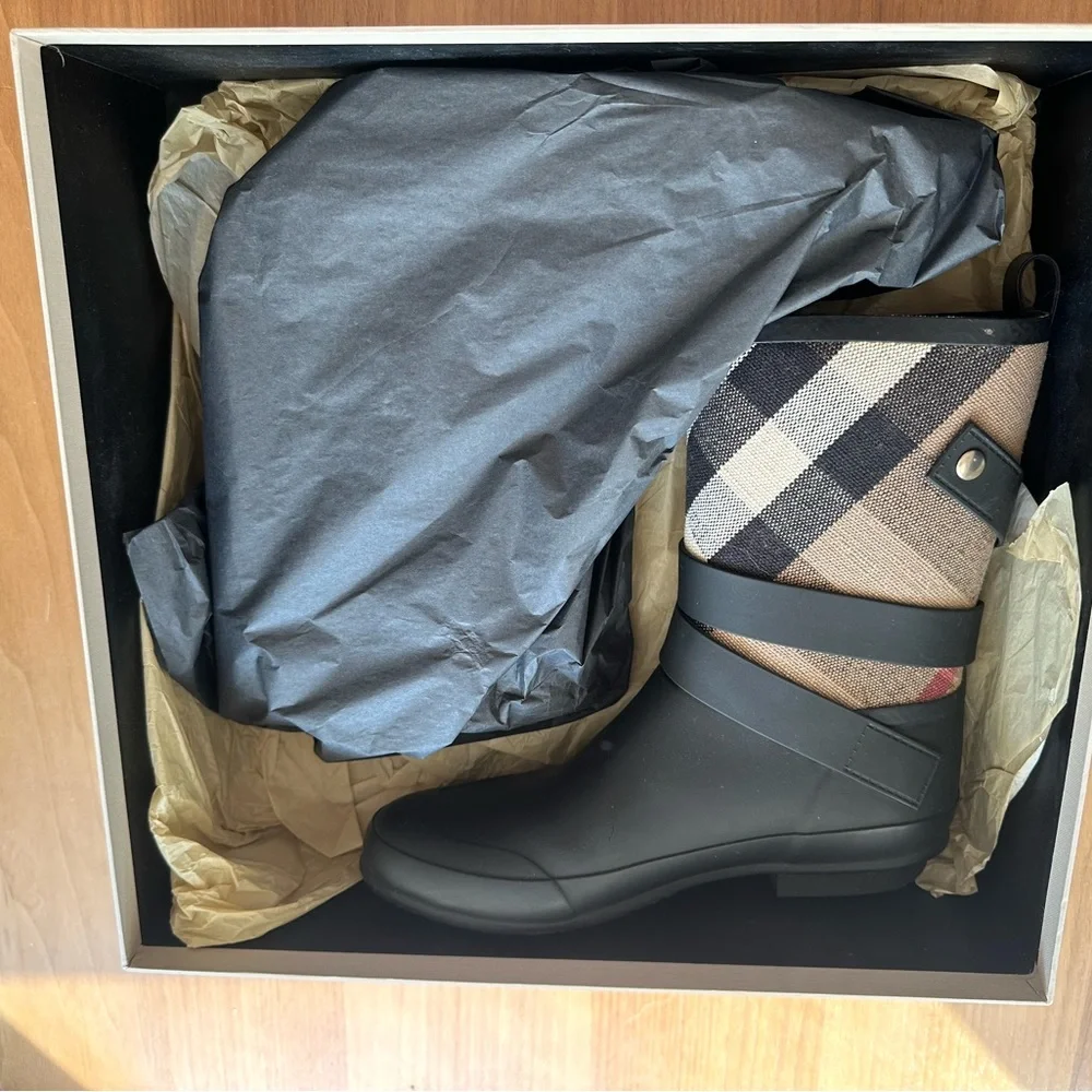 Burberry Rainboots with Box. Size EU 37 / UK4